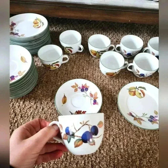 1986 Royal Worcester cups, Saucers and plates set - Picture 2 of 6